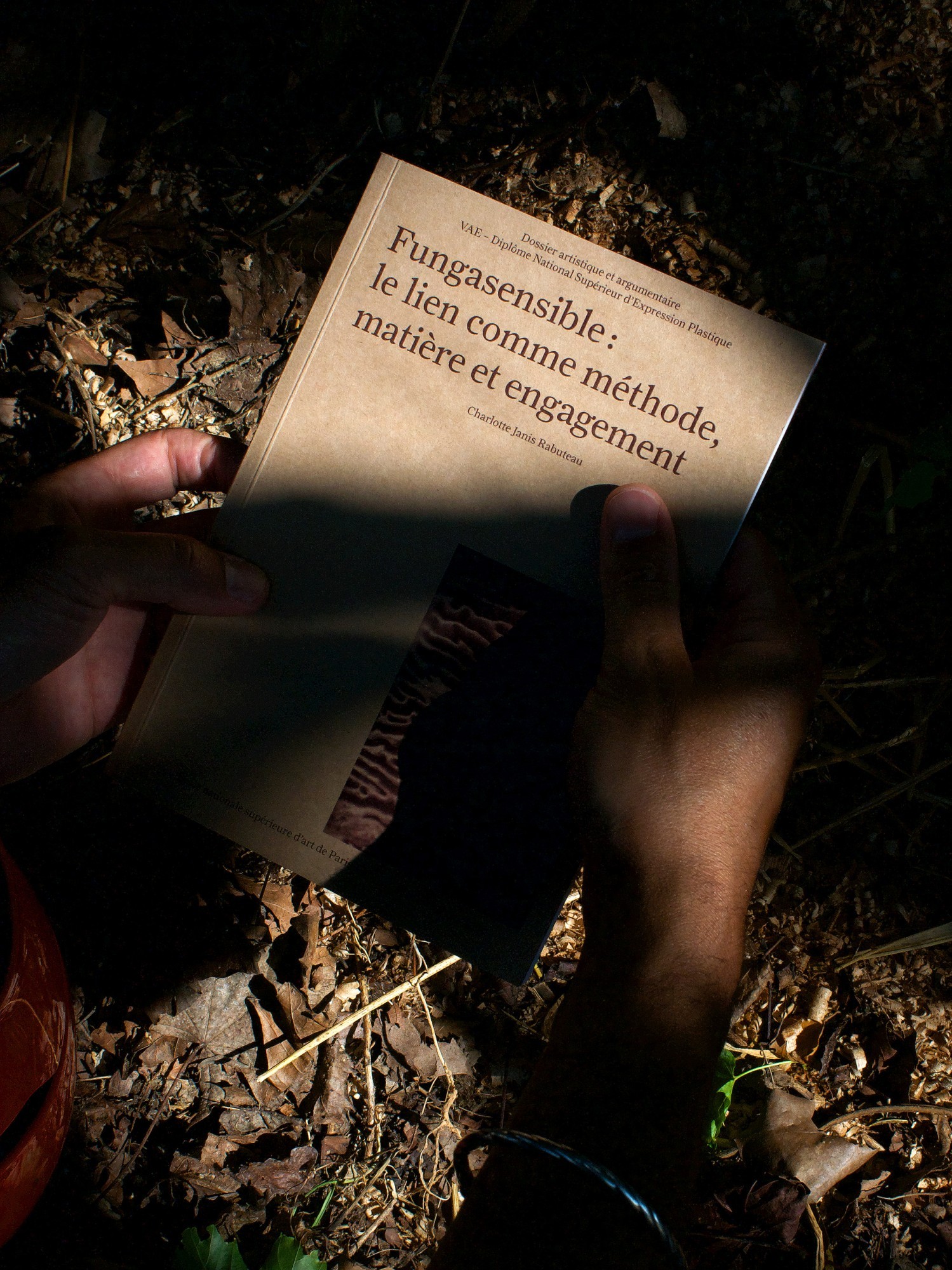 *Fungasensible*, Charlotte Janis, 14,8 × 21 cm, 100 p., ENSAPC, Cergy, 2025