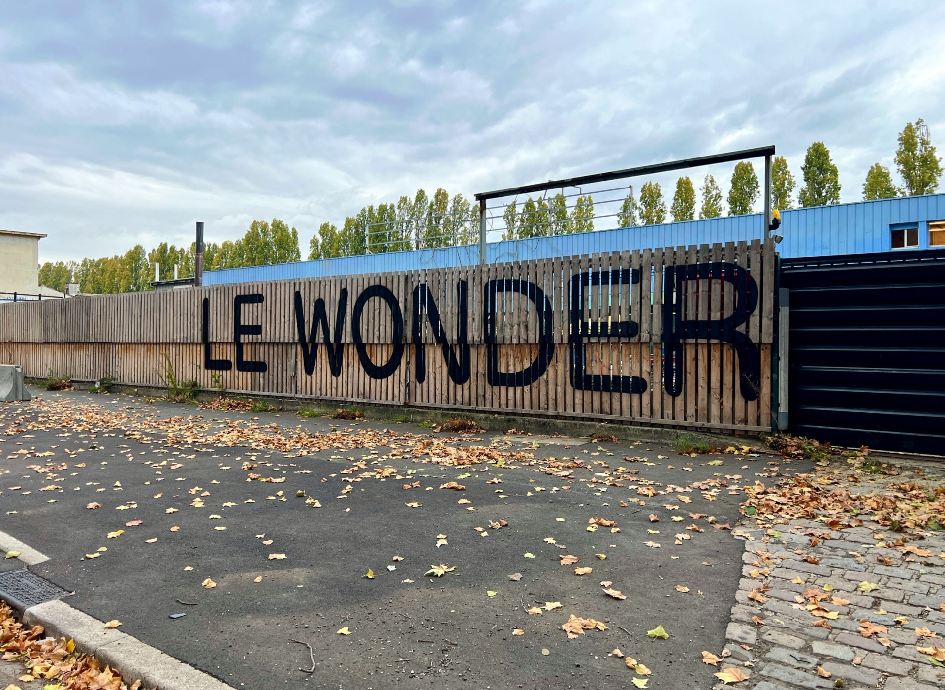 *Le Wonder*, signage, Bobigny, 2025