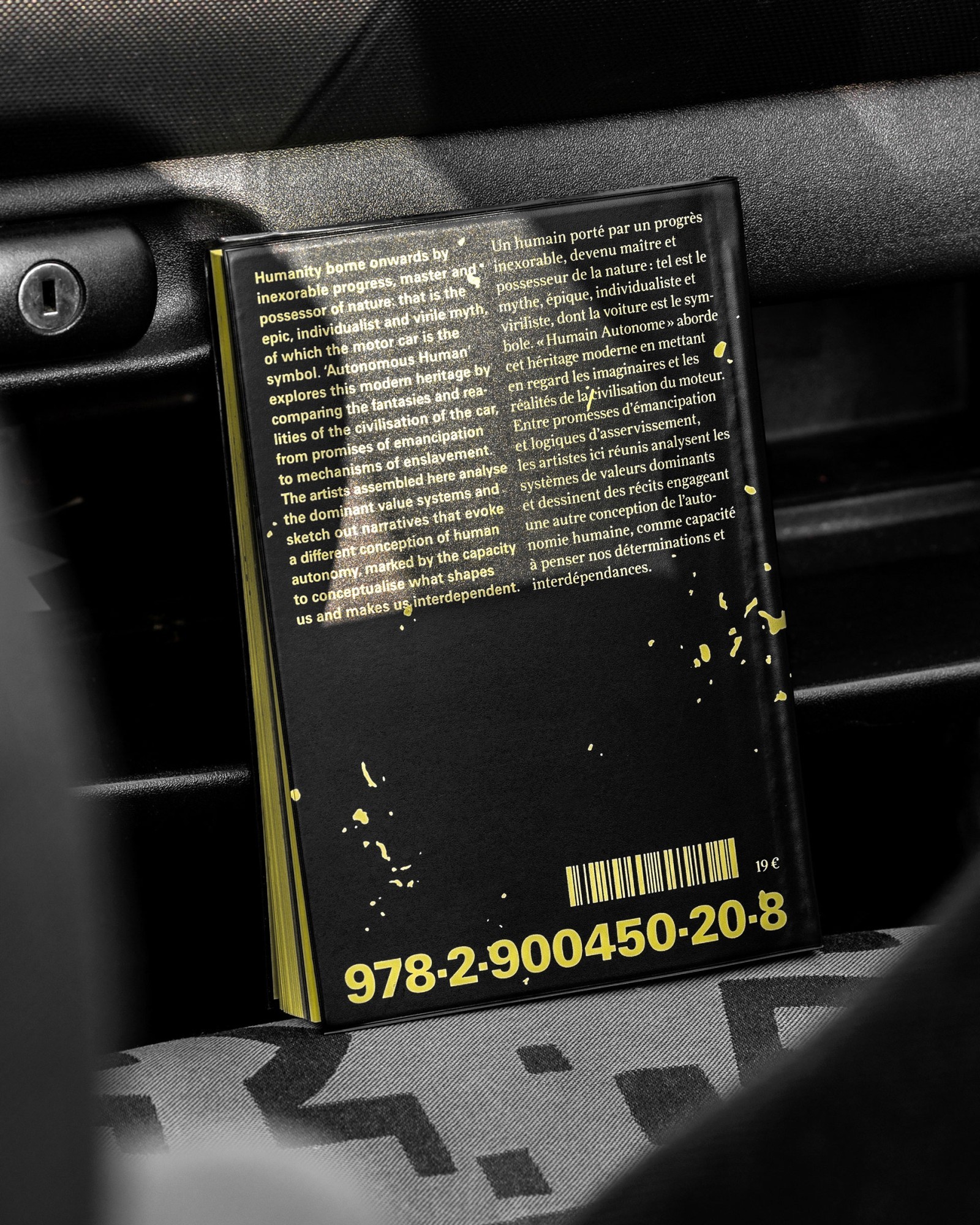 *Humain Autonome*, catalog, 14,8 × 20,5 cm, 224 p., MAC VAL, Contemporary art museum, Vitry-sur-Seine, 2024