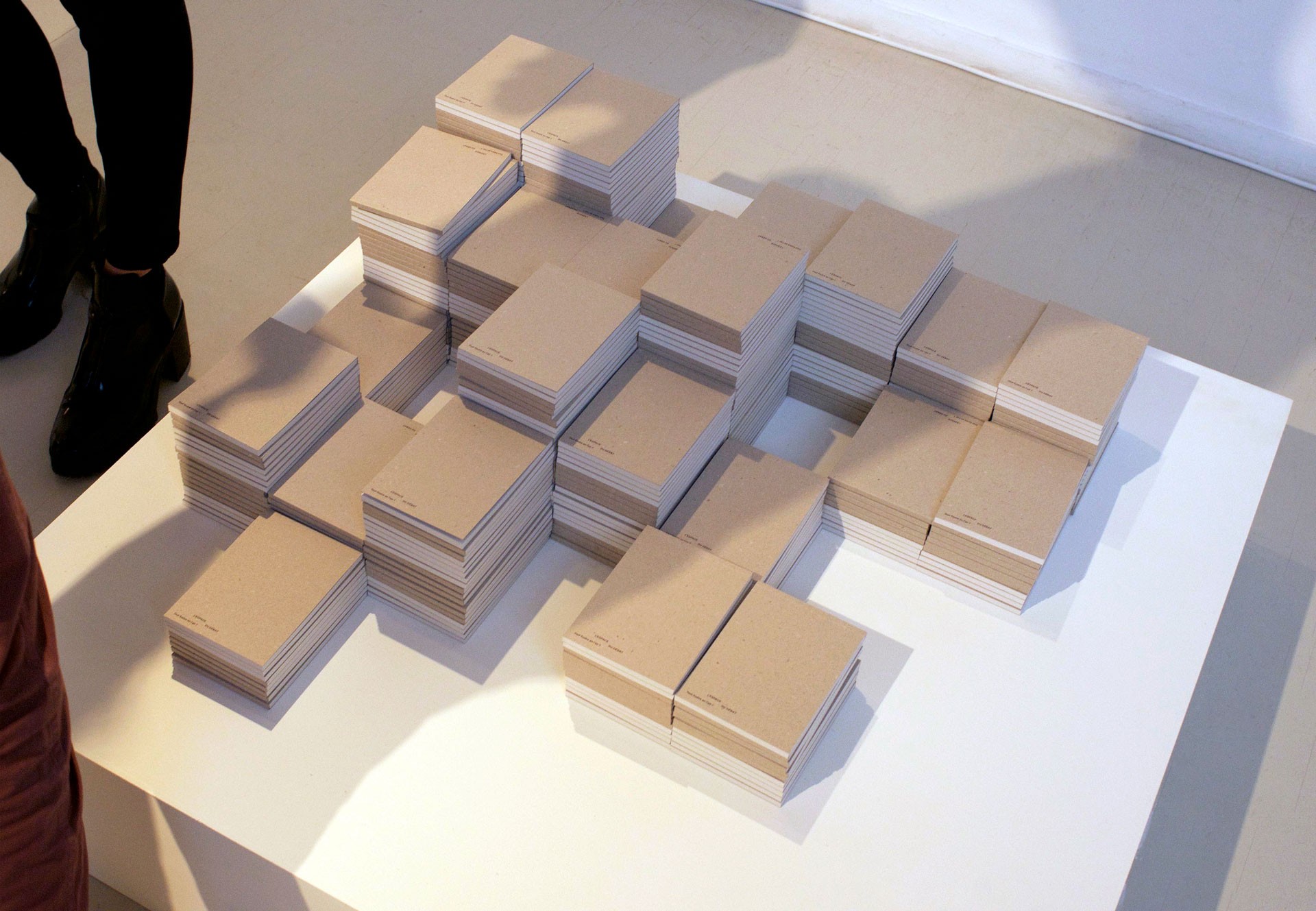 *L'espace du débat. Tout foutre en l'air?*, book, 10,5 × 14,8 cm, 96 p., Pavillon de l'Arsenal, Paris, 2017